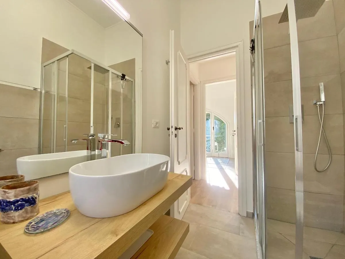 Casaviva-Stylish Trilo With Ac-Shared Pool-Parking Daire Cenova 0*,  İtalya